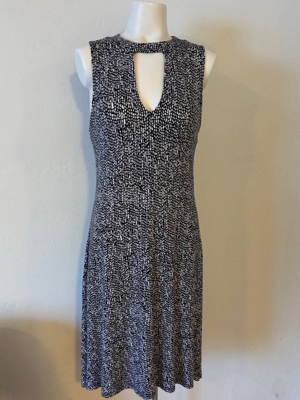 NWOT! Jennifer Lopez Black and White Keyhole Sleeveless Midi Dress